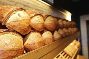 pane in sequenza sullo scaffale, prodotti da forno, pasticceria e panetteria foto