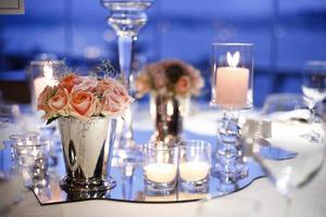 decorazioni per il tavolo da pranzo degli invitati al matrimonio, cena per la cerimonia nuziale foto