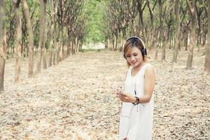 concetto di stile di vita della donna. giovane donna asiatica in ascolto godendo la musica. foto