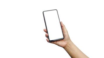 primo piano della mano della giovane donna che tiene un telefono cellulare, schermo bianco separato su sfondo bianco con tracciato di ritaglio.