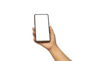 la mano tiene lo schermo bianco, il telefono cellulare è isolato su uno sfondo bianco con il tracciato di ritaglio.