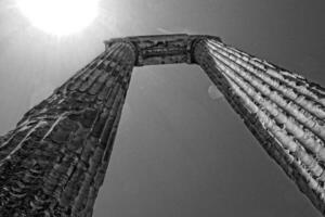 vecchio rovine di il antico tempio di Apollo nel dim, tacchino su un' caldo estate giorno foto