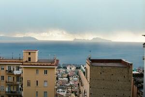 città in riva al mare foto