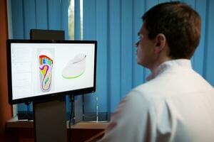 ortopedico a opera con digitale passo modello foto