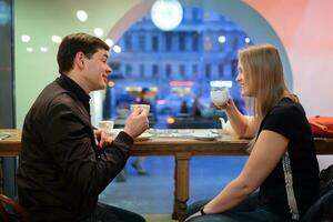 uomo e donna chat al di sopra di caffè foto