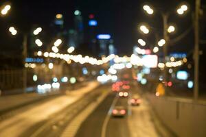 luci sfocate del traffico cittadino di notte foto