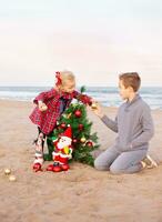 fratelli preparazione per il Natale festa su il spiaggia foto