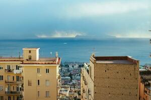 mare e Napoli costa con case, Italia foto