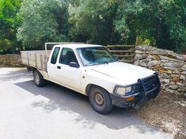 vecchio Raccogliere camion su un' rurale strada. classico bianca auto foto