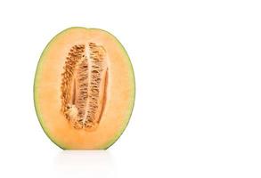 melone cantalupo su sfondo bianco foto