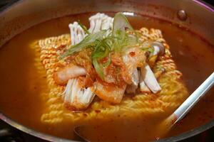 immediato ramyun o coreano speziato spaghetto la minestra con fungo e primavera cipolla servito su inossidabile acciaio pentola - coreano cibo tradizionale stile foto