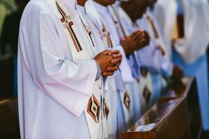 mani di il sacerdote durante il celebrazione di il santo comunione. foto