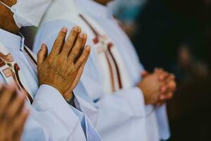 mani di il sacerdote durante il celebrazione di il santo comunione. foto