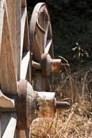 vecchie ruote di carrozza per carrozze di cavalli in legno foto