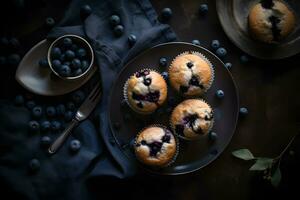 mirtillo muffin con fresco mirtilli su un' tavolo, vicino su, buio sfondo. superiore Visualizza. un' delizioso dolce o prima colazione. ai generato. foto