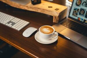 caffè su il scrivania nel il mattina foto