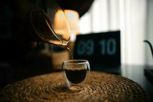 gocciolare caffè su il tavolo nel il Casa foto