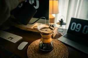 gocciolare caffè su il tavolo nel il Casa foto