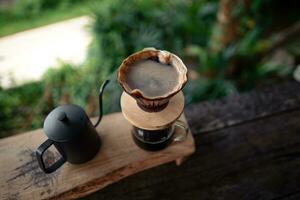 avvicinamento di mani rendere caffè a casa foto