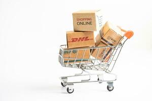 bangkok, Tailandia settembre 26, 2022 shopping carrello con dhl amazon e fedex esprimere Imballaggio scatola, importare esportare in linea scambio investimento attività commerciale. foto