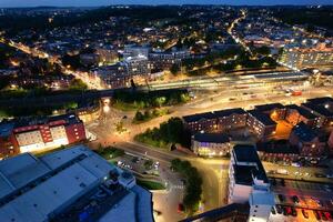 aereo Visualizza di illuminato centro edifici, strade e centrale luton città di Inghilterra UK a inizio di chiaro tempo metereologico notte di settembre 5°, 2023 foto