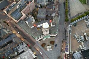 aereo Visualizza di illuminato centro edifici, strade e centrale luton città di Inghilterra UK a inizio di chiaro tempo metereologico notte di settembre 5°, 2023 foto