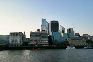 migliore Visualizza di barca al di sopra di fiume Tamigi acque a Londra ponte, capitale città di Inghilterra grande Gran Bretagna. il Immagine era catturato giugno 4°, 2023 foto