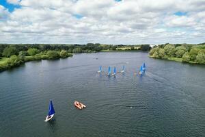 alto angolo metraggio di persone siamo canottaggio a caldecotte lago collocato a Milton keynes città di Inghilterra grande Gran Bretagna UK. il aereo paesaggio era catturato su agosto 21, 2023 con di droni telecamera foto