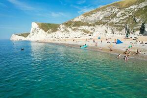 maggior parte bellissimo alto angolo Visualizza di Britannico paesaggio e mare Visualizza di durdle porta spiaggia di Inghilterra grande Gran Bretagna, UK. Immagine era catturato con di droni telecamera su settembre 9, 2023 foto