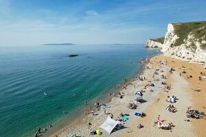 migliore aereo metraggio di persone siamo godendo barca cavalcata a bellissima Britannico turista attrazione e oceano mare Visualizza di durdle porta spiaggia di Inghilterra UK. catturato con di droni telecamera su settembre 9, 2023 foto