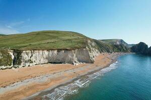 maggior parte bellissimo alto angolo Visualizza di Britannico paesaggio e mare Visualizza di durdle porta spiaggia di Inghilterra grande Gran Bretagna, UK. Immagine era catturato con di droni telecamera su settembre 9, 2023 foto