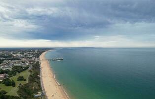 aereo Visualizza di maggior parte bellissimo e attraente turista destinazione a bournemouth città sabbioso spiaggia di Inghilterra grande Gran Bretagna, Immagine era catturato con di droni telecamera su agosto 23, 2023 durante soleggiato giorno. foto