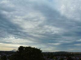 alto angolo metraggio di maggior parte bellissimo drammatico nuvole e cielo al di sopra di luton città di Inghilterra UK. Immagine era catturato con di droni telecamera su agosto 25, 2023 foto