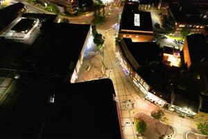 aereo Visualizza di illuminato centro edifici, strade e centrale luton città di Inghilterra UK a inizio di chiaro tempo metereologico notte di settembre 5°, 2023 foto