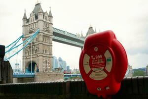 Basso angolo Visualizza di centrale Londra città a fiume Tamigi e Torre Londra ponte durante un' nuvoloso giorno di giugno 18, 2023. Londra, Inghilterra, unito regno, grande Gran Bretagna tour. foto