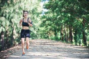 giovane donna fitness jogging nel parco. foto