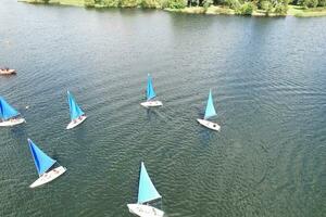 alto angolo metraggio di persone siamo canottaggio a caldecotte lago collocato a Milton keynes città di Inghilterra grande Gran Bretagna UK. il aereo paesaggio era catturato su agosto 21, 2023 con di droni telecamera foto