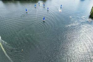 alto angolo metraggio di persone siamo canottaggio a caldecotte lago collocato a Milton keynes città di Inghilterra grande Gran Bretagna UK. il aereo paesaggio era catturato su agosto 21, 2023 con di droni telecamera foto