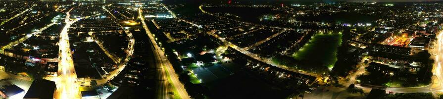 ultra largo aereo panoramico Visualizza di illuminato centro edifici, strade e centrale luton città di Inghilterra UK a inizio di chiaro del tempo notte di settembre 5°, 2023 foto