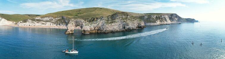 maggior parte bellissimo alto angolo Visualizza di Britannico paesaggio e mare Visualizza di durdle porta spiaggia di Inghilterra grande Gran Bretagna, UK. Immagine era catturato con di droni telecamera su settembre 9, 2023 foto