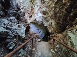 foto orizzontale dell'ingresso della grotta con corrimano in Thailandia