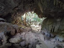 meravigliosa grotta calcarea di giorno, Thailandia. foto