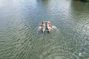 alto angolo metraggio di persone siamo canottaggio a caldecotte lago collocato a Milton keynes città di Inghilterra grande Gran Bretagna UK. il aereo paesaggio era catturato su agosto 21, 2023 con di droni telecamera foto