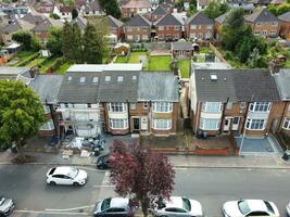 aereo Visualizza di Britannico città e Residenziale quartiere durante tramonto foto