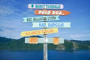 banggai, Indonesia - novembre 2022, bellissimo Visualizza di Pulo dua balantak collina, Visualizza di blu mare e bianca nuvole con blu cielo collocato nel il banggai quartiere di centrale sulawesi, Indonesia foto