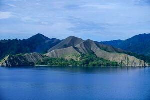 bellissimo Visualizza di Pulo dua balantak collina, Visualizza di blu mare e bianca nuvole con blu cielo collocato nel il banggai quartiere di centrale sulawesi, Indonesia foto