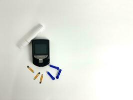 glucometro per controllo sangue zucchero. diabete concetto su bianca sfondo foto