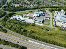 alto angolo metraggio di Britannico strada e traffico a caldecotte lago di Milton keynes città di Inghilterra grande Gran Bretagna, bellissimo Visualizza catturato su agosto 21, 2023 con di droni telecamera durante soleggiato giorno foto