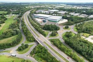 alto angolo metraggio di Britannico strada e traffico a caldecotte lago di Milton keynes città di Inghilterra grande Gran Bretagna, bellissimo Visualizza catturato su agosto 21, 2023 con di droni telecamera durante soleggiato giorno foto