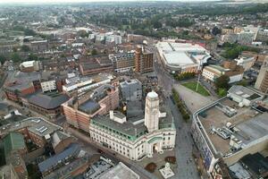 aereo Visualizza di illuminato centro edifici, strade e centrale luton città di Inghilterra UK a inizio di chiaro tempo metereologico notte di settembre 5°, 2023 foto